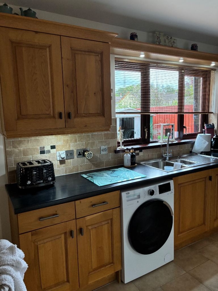 Kitchen units- appliances can be sold too