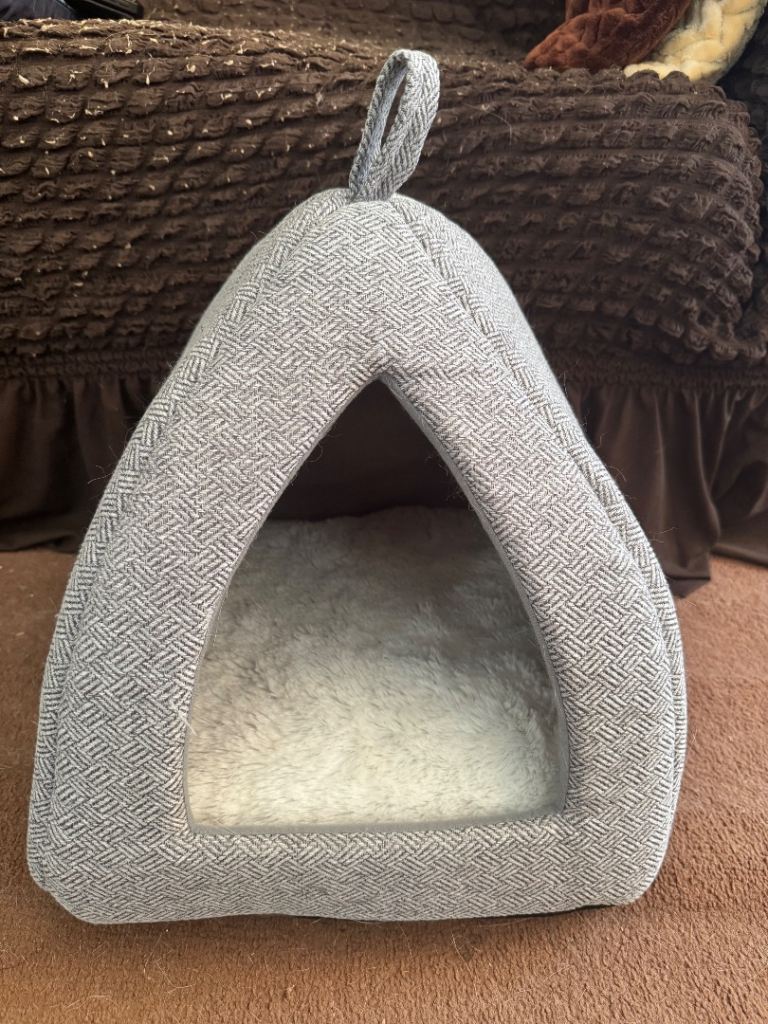 Perfect paws cat bed/ igloo and cat scratching post 