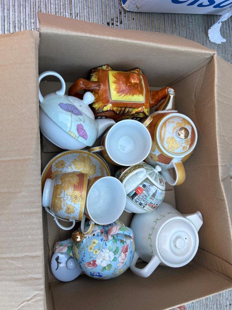 Small tea for one tea pots & 4 bone china tea cups and saucers
