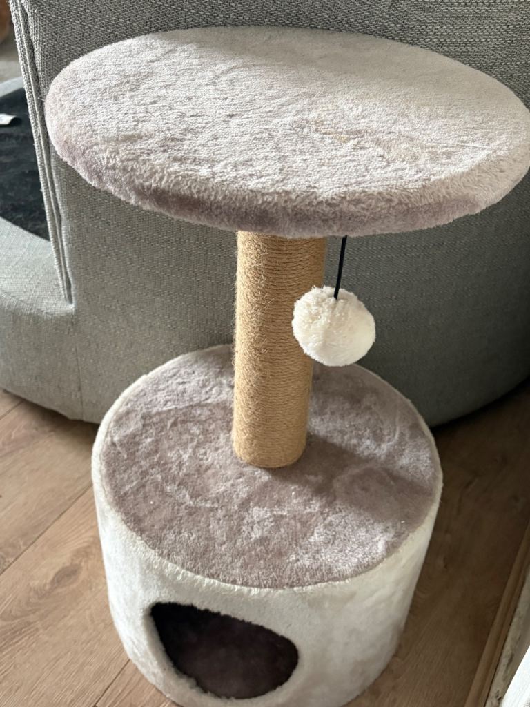 Scratch post/bed 
