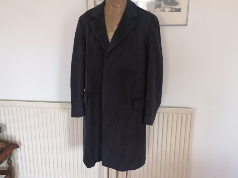 Vintage 00's ST MICHAEL 100% Cashmere Gents Navy Crombie Coat. Size ( Chest) : 109 - 112cms. 