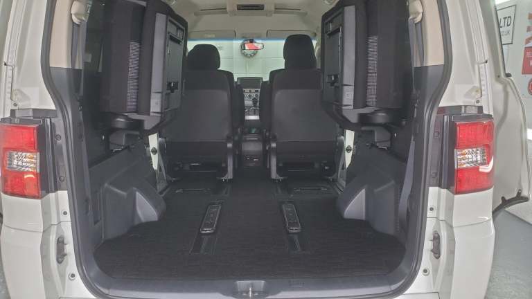 Mitsubishi delica d5 in white automatic 4wd 7 seater fresh japanese import 2008