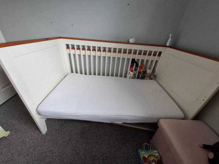 White Wooden Baby Cot Bed with Mattress / Cot / Cot bed