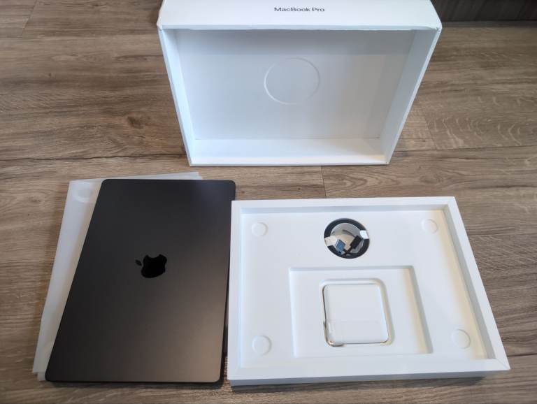 14-inch MacBook Pro Apple M5 Max 18c CPU | 40c GPU | 64GB RAM | 2TB SSD 96w PSU