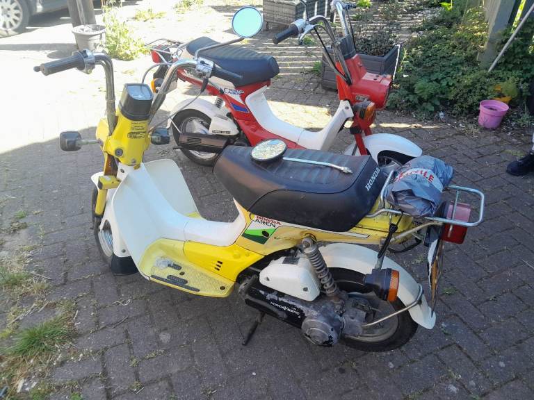 Honda Cub 50,  2 x Honda Caren