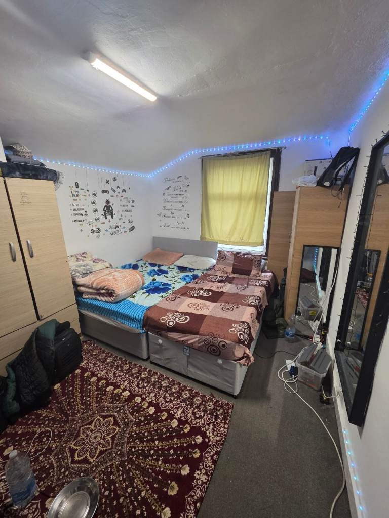 One person space is available to share in a big spacious room 