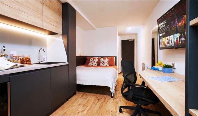 Looking for someone to takeover my ensuite studio booking for 26/27 academic year