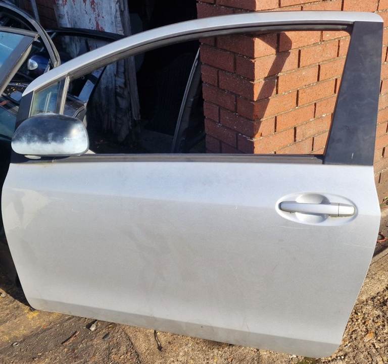 Toyota Yaris Left Side Door 3 Doors Silver 2006