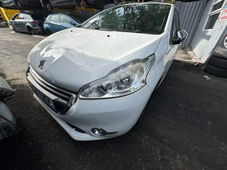 PEUGEOT 208 2014 1.2 PETROL BREAKING FOR PARTS 
