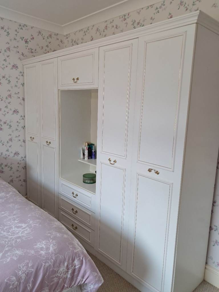 Wardrobe and chest of drawers 