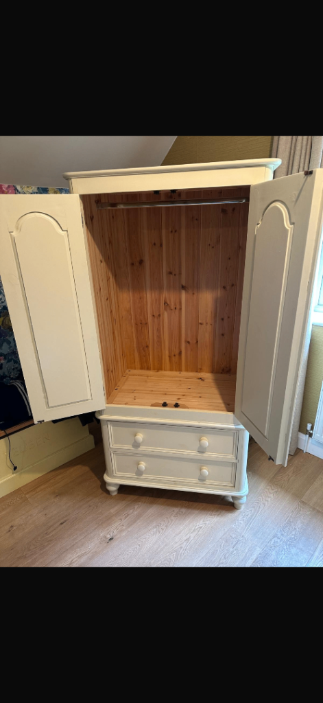 Children’s wardrobe with hanging rail