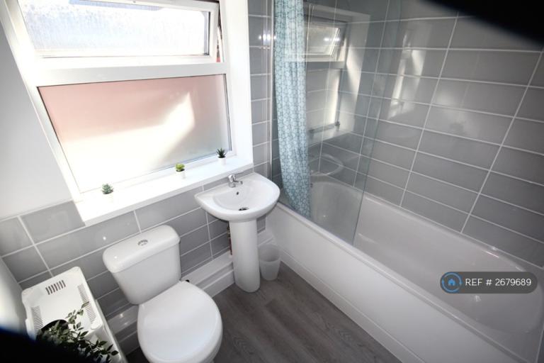 5 bedroom house in Harold Road, Southsea, PO4 (5 bed) (#2679689)