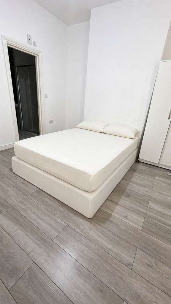 Double ensuite room at East ham Couple Welcome 