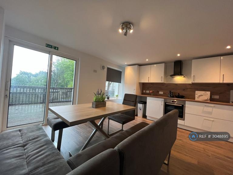3 bedroom flat in Hmo Licensed Wyndford Road, Glasgow, G20 (3 bed) (#3048895)