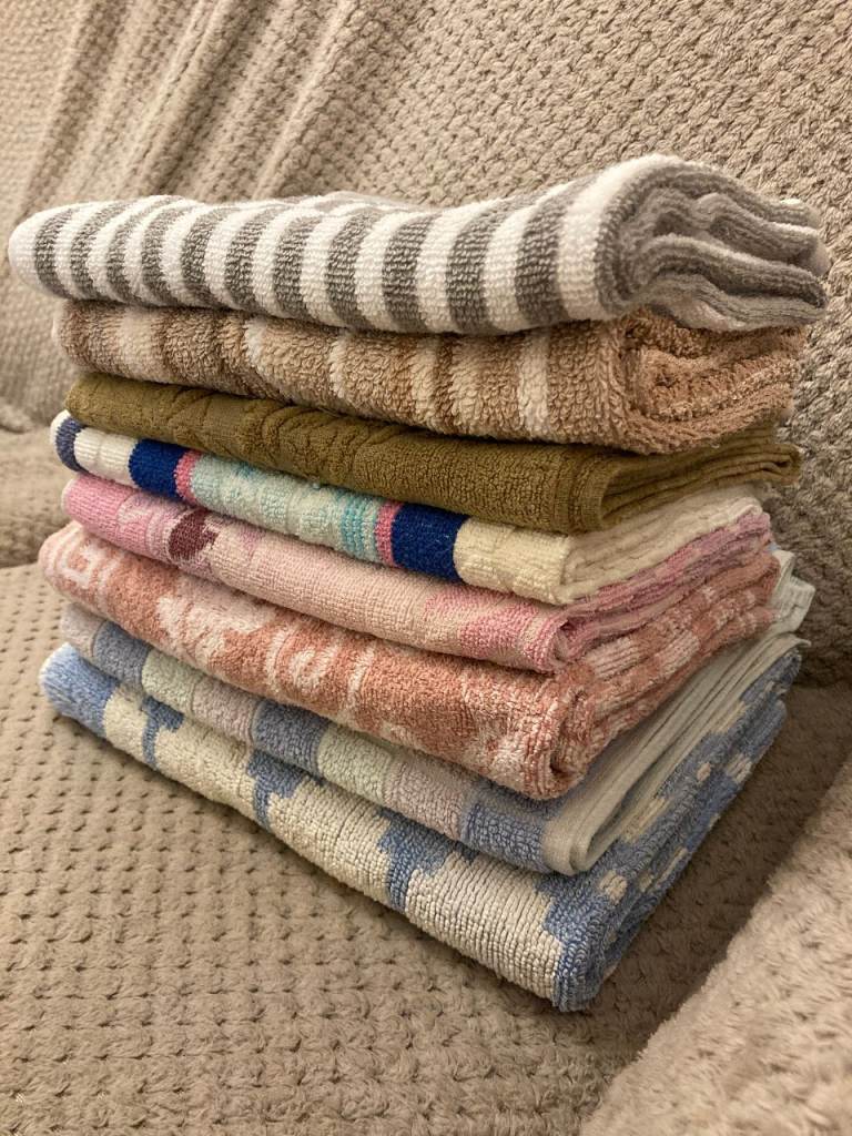 BUNDLE OF 8 HAND TOWELS