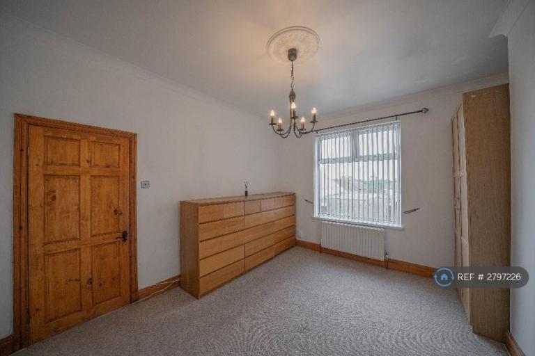 3 bedroom flat in Duke Street, Pelaw, Gateshead, NE10 (3 bed) (#2797226)