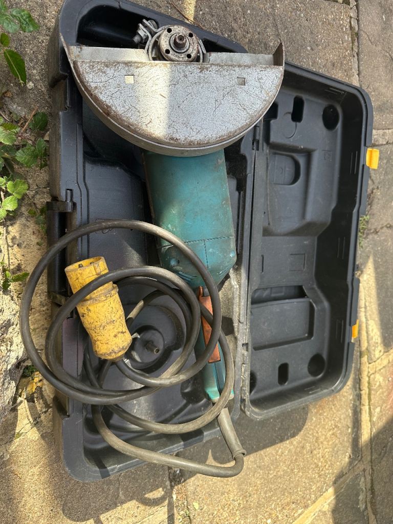 Makita 9029 Angle Grinder with Case – Fair Condition