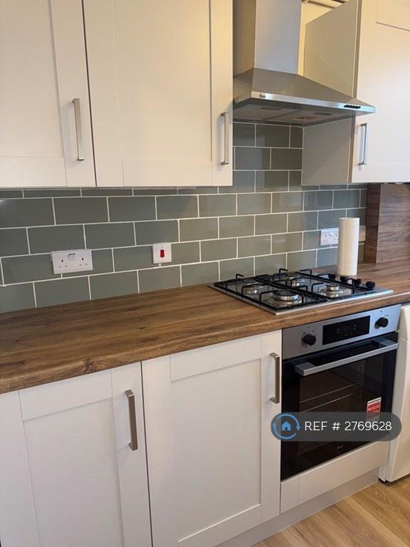 2 bedroom flat in The Larches, Luton, LU2 (2 bed) (#2769628)
