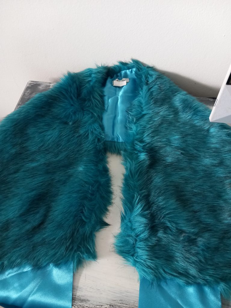 Faux fur stole, turquoise, never worn. 