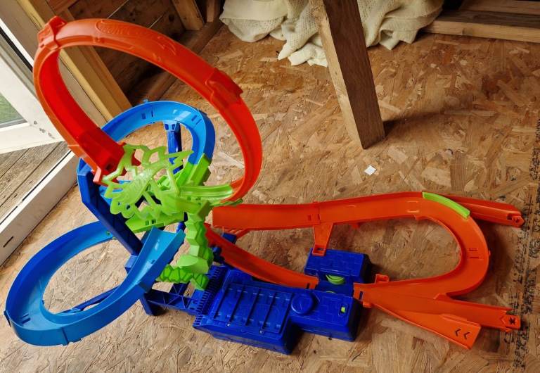The Hot Wheels Stunt Tracks Mid-Air Crash Playset