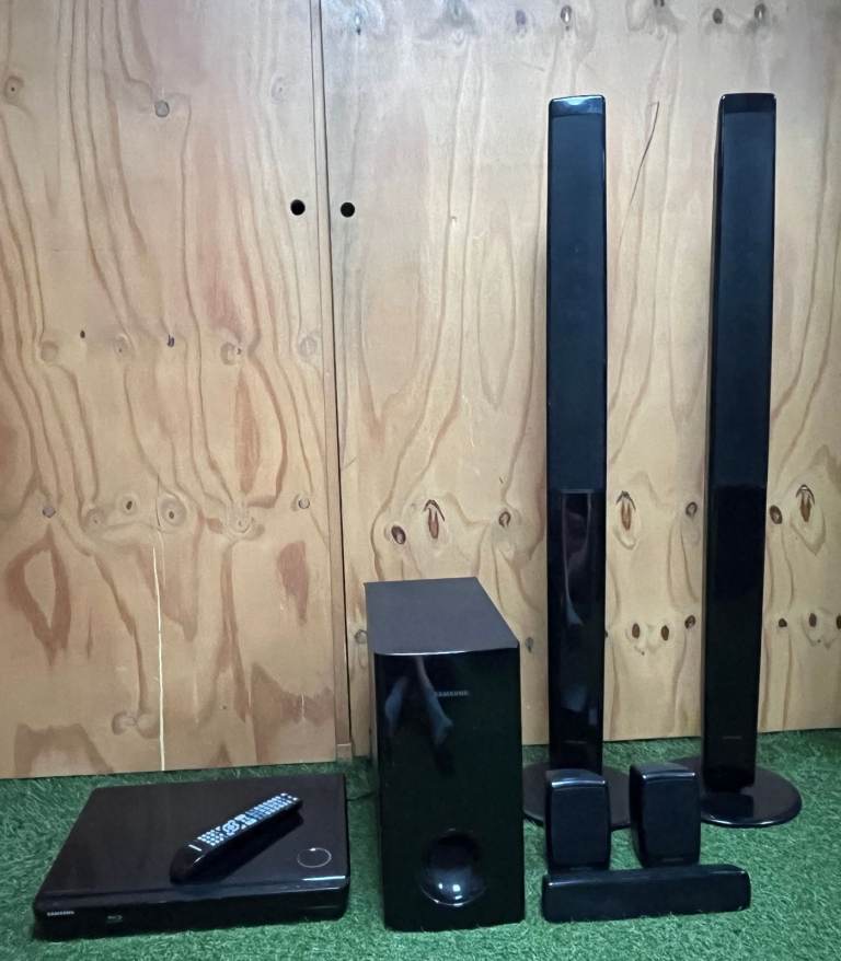 Samsung HT-BD1220 Blu-ray 5.1 Channel Home Theatre System + Remote Control