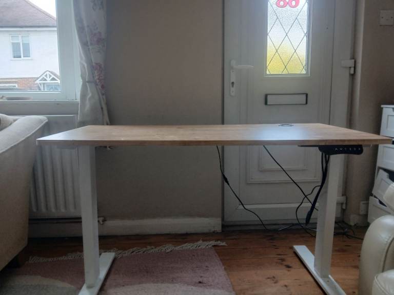 Electric standing Desk. 