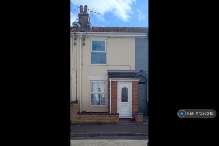 3 bedroom house in Lower Cliff Road, Great Yarmouth, NR31 (3 bed) (#1236045)