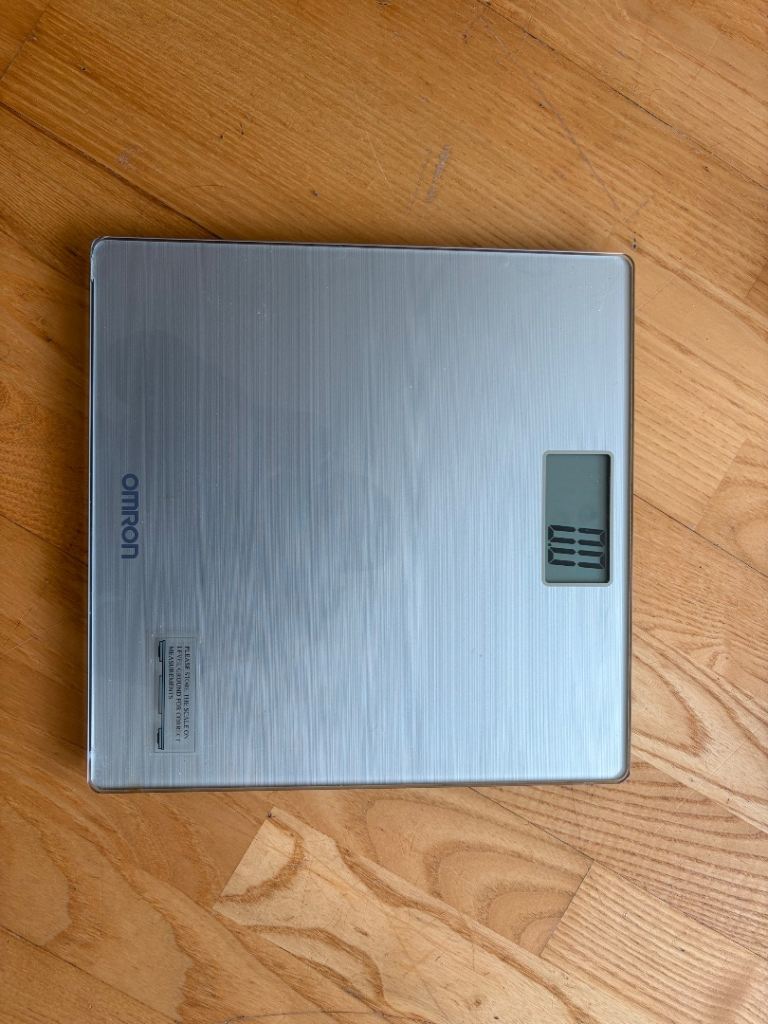 Omron HN286 Digital Weight Scale - Silver Glass top in working condition 