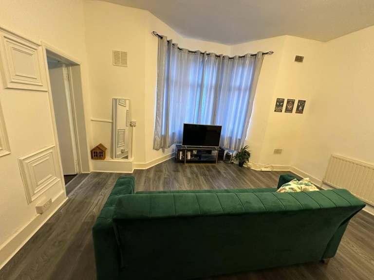 Studio to Rent in Newham Area, (E13 8J2) DSS welcome (over 35 years)