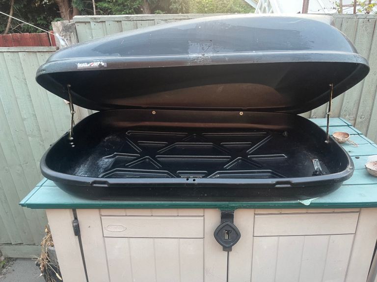 Roof box and universal roof bars