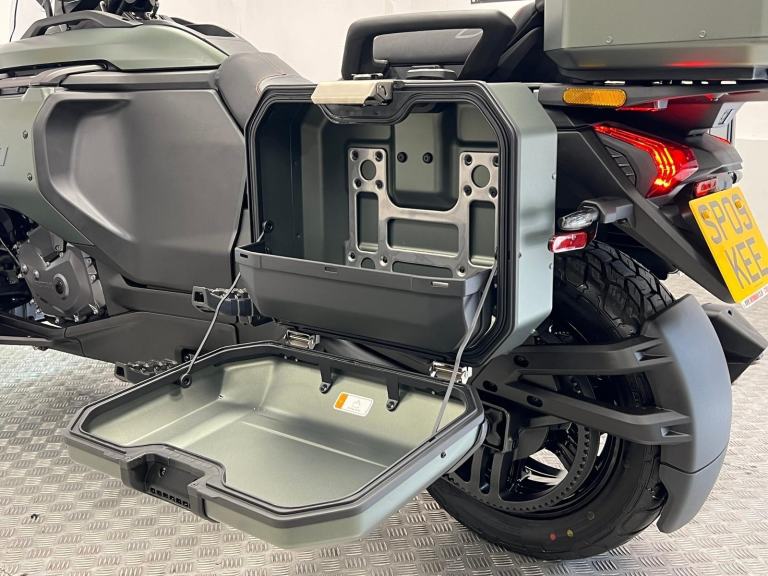 2025 Can-Am Canyon Redrock Semi Automatic Trike with 800 Miles 