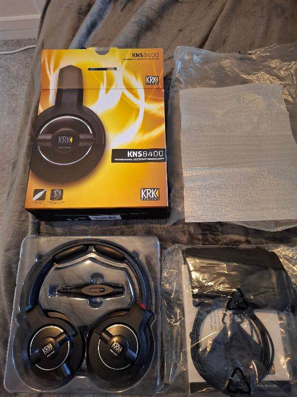 KRK KNS 8400 On-Ear Closed Back Circumaural Studio Monitor Headphones (immaculate like new)
