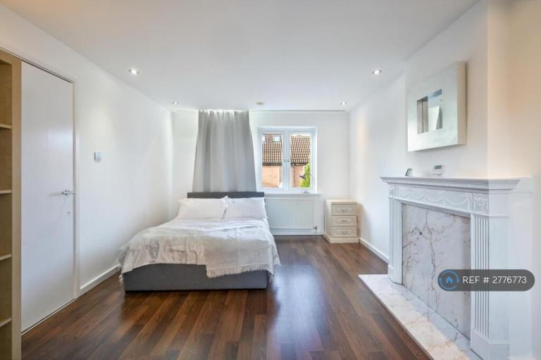 4 bedroom house in Linton Gardens, London, E6 (4 bed) (#2776773)