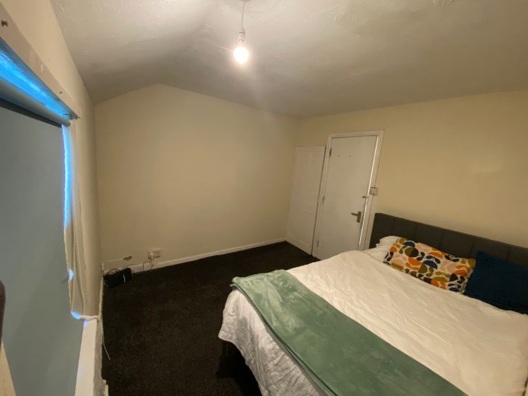 Big double room to let in Canning circus 