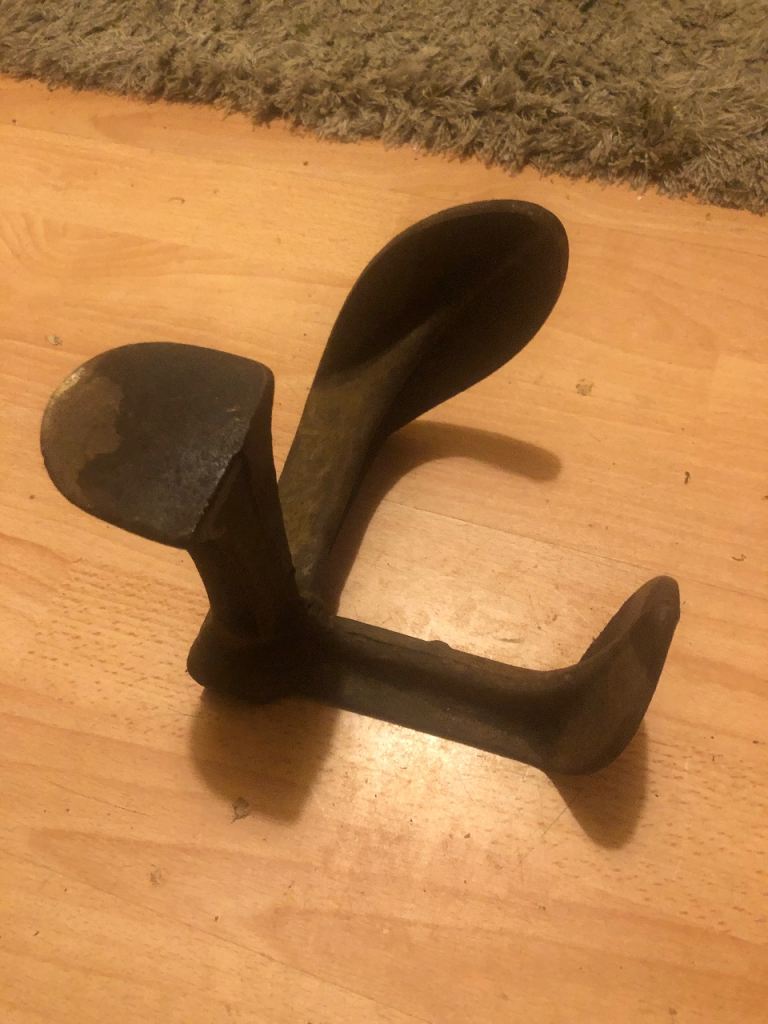 Vintage cast iron 3 sided cobbler shoe repair anvil ( door stop)