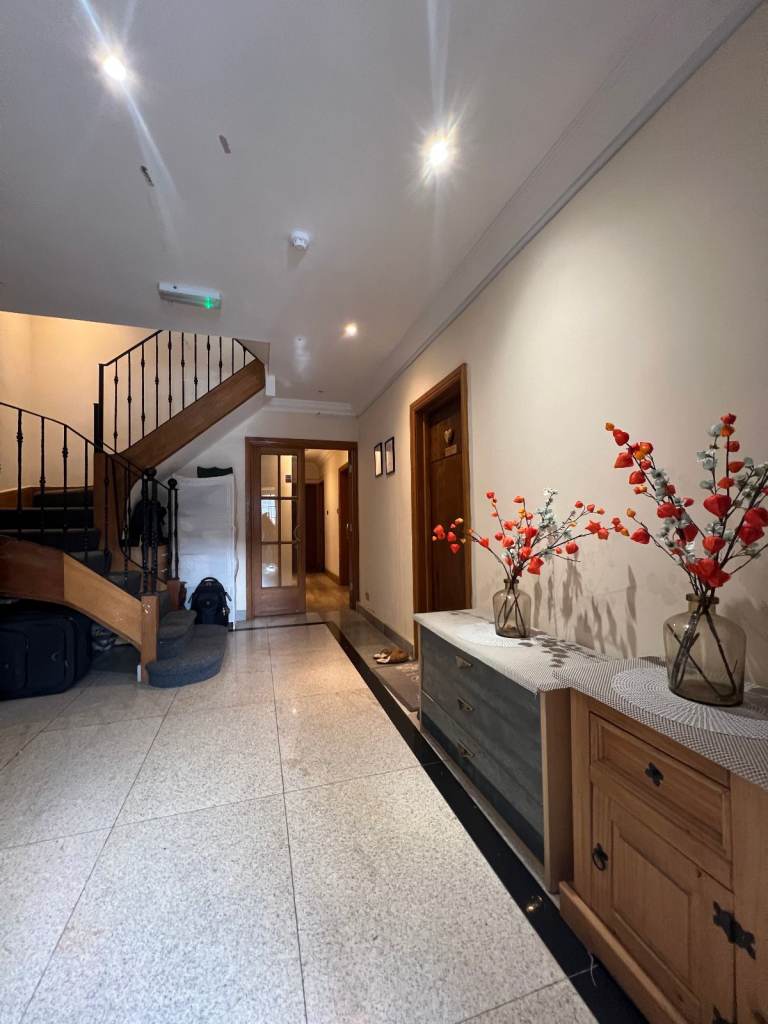 Spacious studio 3, located Bridge Lane, NW 11