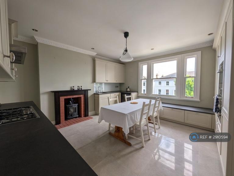 3 bedroom flat in Abbey Road, London, NW6 (3 bed) (#2910594)