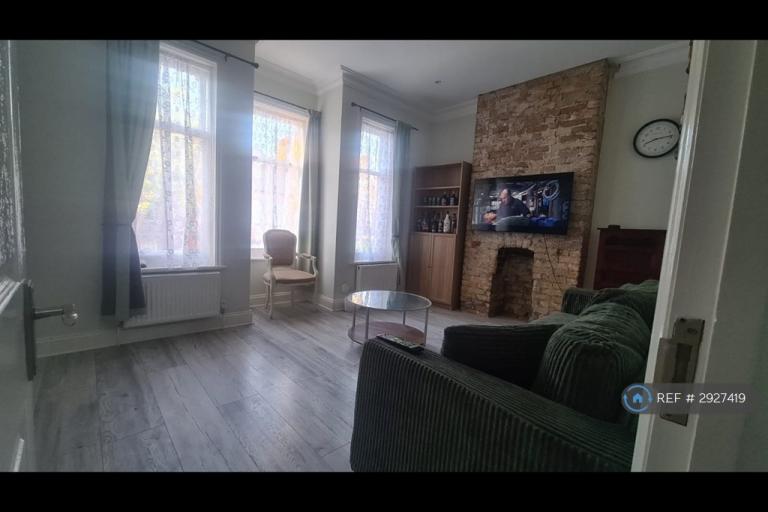 2 bedroom flat in Barcombe Avenue, London, SW2 (2 bed) (#2927419)