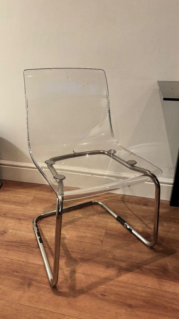 Extendable glass table and 4 chairs 