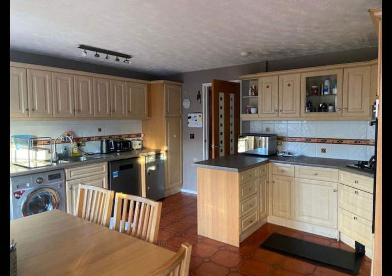 Spacious double bedroom to-let (all bills included)