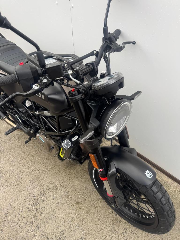 Husqvarna SVARTPILEN 401 2022, AKRAPOVIC