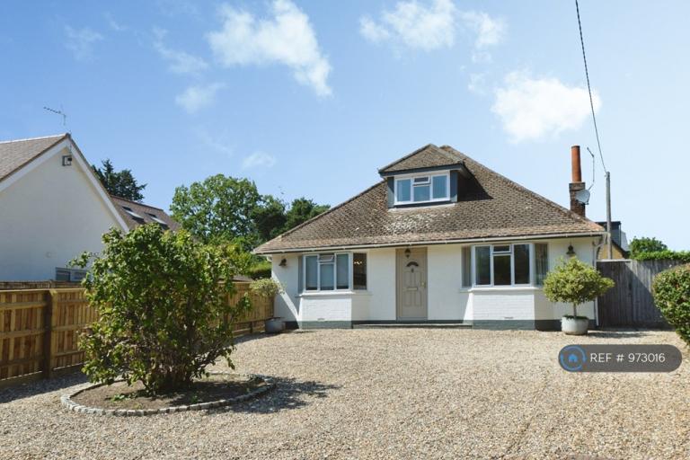 3 bedroom house in Grange Road, Berkshire, SL6 (3 bed) (#973016)