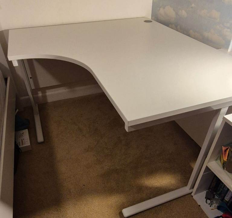 Desk - Study/Gaming. Virtually brand new.
