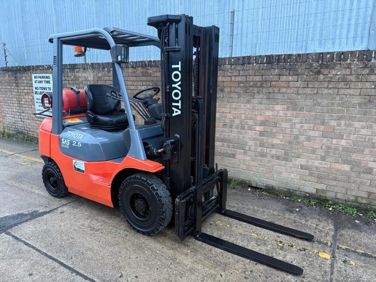 2006 Toyota 2.5t gas forklift, container spec, sideshift, new tyres