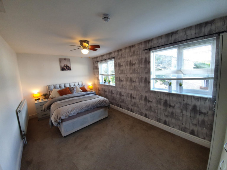 Immaculate condition 5 Bedrooms spacious *HMO* licence property in Chigwell -- Company Let Allowed