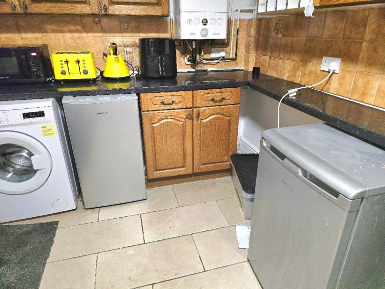 Sharing room available in 4 Bedroom House for Rent in NG8