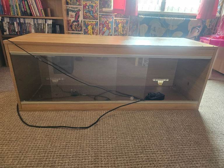 VivExotic 4ft Vivarium & accessories