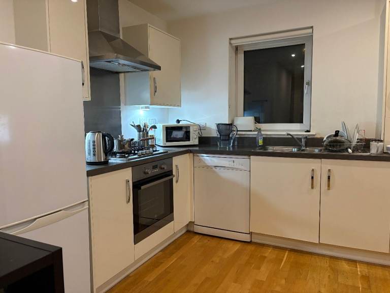 Fully Furnished En-suite Double Bedroom for rent in a 2BHK flat in EH5 area.