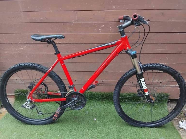 Carrera Vulcan XC Disc Spec mountain bike 26" Hydraulic Disc Brake wheels 19" frame size