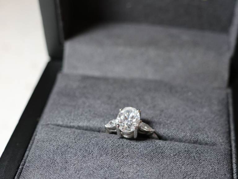 1.82 Carat Oval Brilliant Cut VVS2 Diamond Ring IGI Lab Grown Platinum Excellent